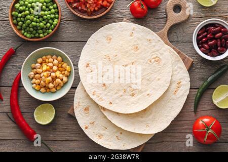 Ingredienti per la preparazione di tacos su sfondo di legno Foto Stock