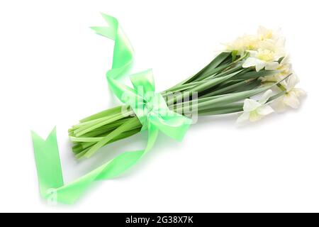 Bellissimi narcisi e nastro su sfondo bianco Foto Stock