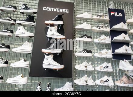 Converse Run Star Hike High Top allenatori, mostra di calzature in negozio di articoli sportivi. Foto Stock