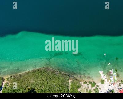 Vista aerea dall'alto dal drone del lago Kournas sull'isola di Creta. Grecia. Foto Stock