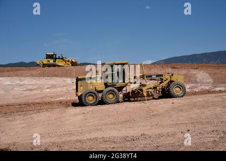 Un motorgrader Caterpillar sposta lo sporco in un progetto di miglioramento dell'autostrada a Santa Fe, New Mexico. Foto Stock