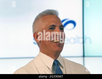 Il Dr. Alexander Garza, comandante dell'incidente della St. Louis Pandemic Task Force da quando è stato formato nel mese di aprile 2020, fornisce il briefing finale durante una conferenza stampa a St. Louis lunedì 14 giugno 2021. La task force ha fornito aggiornamenti giornalieri, descrivendo in dettaglio gli aumenti e le diminuzioni delle tendenze COVID-19 negli ospedali della zona di St. Louis. Garza ha sottolineato che mentre le riunioni stanno terminando, la pandemia non lo è. Photo by Bill Greenblatt/UPI Credit: UPI/Alamy Live News Foto Stock