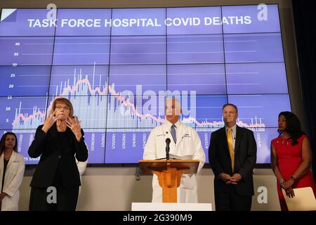 Con i leader politici sul palco, il Dr. Alexander Garza, comandante dell'incidente della St. Louis Pandemic Task Force da quando è nata nel mese di aprile 2020, fornisce il briefing finale durante una conferenza stampa a St. Louis lunedì 14 giugno 2021. La task force ha fornito aggiornamenti giornalieri, descrivendo in dettaglio gli aumenti e le diminuzioni delle tendenze COVID-19 negli ospedali della zona di St. Louis. Garza ha sottolineato che mentre le riunioni stanno terminando, la pandemia non lo è. Photo by Bill Greenblatt/UPI Credit: UPI/Alamy Live News Foto Stock