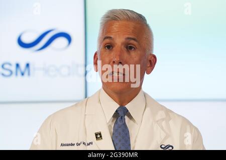 Il Dr. Alexander Garza, comandante dell'incidente della St. Louis Pandemic Task Force da quando è stato formato nel mese di aprile 2020, fornisce il briefing finale durante una conferenza stampa a St. Louis lunedì 14 giugno 2021. La task force ha fornito aggiornamenti giornalieri, descrivendo in dettaglio gli aumenti e le diminuzioni delle tendenze COVID-19 negli ospedali della zona di St. Louis. Garza ha sottolineato che mentre le riunioni stanno terminando, la pandemia non lo è. Photo by Bill Greenblatt/UPI Credit: UPI/Alamy Live News Foto Stock