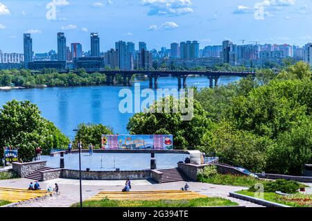 KIEV, UCRAINA - MAGGIO 16,2021: Vista panoramica della riva sinistra del fiume Dnypro e ponte Paton a Kiev, Ucraina il 16 maggio 2021. Foto Stock