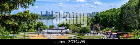 KIEV, UCRAINA - MAGGIO 16,2021: Vista panoramica della riva sinistra del fiume Dnypro e ponte Paton a Kiev, Ucraina il 16 maggio 2021. Foto Stock