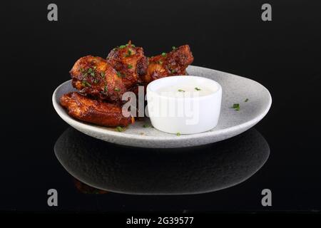 Cosce di pollo in salsa teriyaki su fondo nero Foto Stock