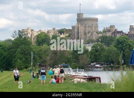 Eton, Windsor, Berkshire, Regno Unito. 14 Giugno 2021. La gente si è goduta le temperature calde sui Brocas a Eton questo pomeriggio mentre l'onda di calore continua. Il tempo è dovuto alla rottura il giovedì con i thunderstorms. Credito: Maureen McLean/Alamy Foto Stock