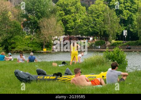 Eton, Windsor, Berkshire, Regno Unito. 14 Giugno 2021. La gente si è goduta le temperature calde sui Brocas a Eton questo pomeriggio mentre l'onda di calore continua. Il tempo è dovuto alla rottura il giovedì con i thunderstorms. Credito: Maureen McLean/Alamy Foto Stock