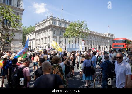 Londra, Regno Unito. 14 giugno 2021. Folla di manifestanti anti anti-vaxx fuori 10 Downing Street. Yuen Ching ng/Alamy Live News Foto Stock