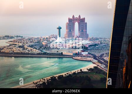 Al Marina Island e il centro commerciale nel centro di Abu Dhabi negli Emirati Arabi Uniti con vista dall'alto dell'angolo del tramonto Foto Stock