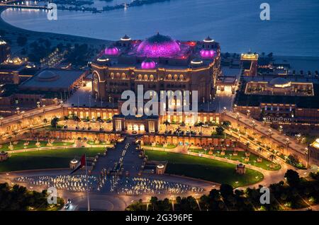 Luminoso palazzo degli Emirati illuminati ad Abu Dhabi, vista ad alto angolo di uno dei famosi luoghi di viaggio e monumenti storici nella capitale degli Emirati Arabi Uniti Foto Stock