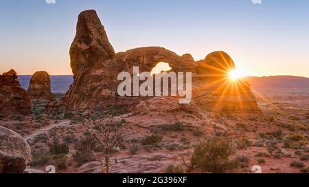 Arco della torretta al tramonto, il Parco Nazionale di Arches, Utah, Stati Uniti d'America Foto Stock