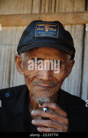 Huang Shang, usato per provare molto duro per risparmiare i soldi per molti anni e ha pagato qualcuno per cercare i suoi 60-year-lost parenti nella terra di madre. Finalmente trovò il fratello minore, l'unico parente ancora vivo. Ma tutto quello che può fare è solo parlare con lui al telefono e scrivere lettere. A causa della sua povertà e del suo invecchiamento corpo di 79 anni, che è troppo fragile per un lungo viaggio, il ritorno alla madrepatria sarebbe solo un sogno che rimarrà nella sua mente fino al giorno in cui muore. Chiang mai, Thailandia. 30 gennaio 2009. Parte della caratteristica della foto, Kuomintang esiliato ritorno t Foto Stock