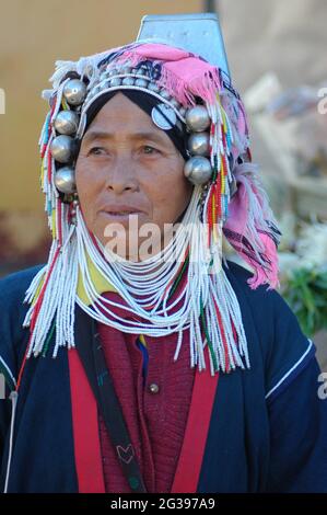 Una donna anziana della comunità etnica di Akha Hill, al mercato mattutino, a Doi Mae Salong, a Chiangmai, Thailandia. 15 dicembre 2007. Foto Stock