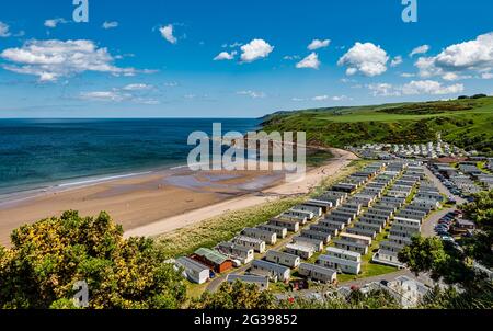 Vista del parco vacanze di Pease Bay con alloggi a case mobili nel soleggiato giorno estivo, Berwickshire, Scottish Borders, Scozia, Regno Unito Foto Stock