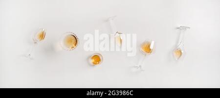 Piatto-lay di vino alla moda arancione o Ambra in diversi bicchieri Foto Stock