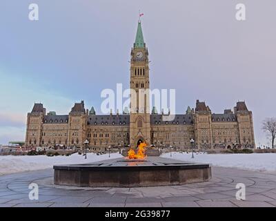 Centennial Flame su parliament Hill, Ottawa, Canada. Fontana con il fuoco, commemorando il Canada`s centesimo anniversario come una Confederazione Foto Stock