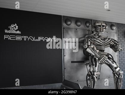 Robot al ristorante a tema fantascienza 'Robotazia' nel centro di Milton Keynes. Foto Stock