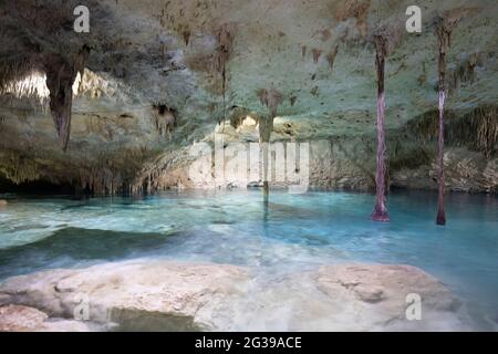 Cenoté in Yucatan Messico, blu acque poco profonde in caverna Foto Stock