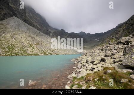 Lago limpido sulle montagne slovacche di Tatra Foto Stock
