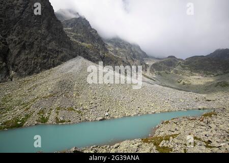 Lago limpido sulle montagne slovacche di Tatra Foto Stock