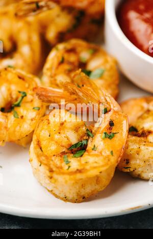 Primo piano di gamberi fritti d'aria piccanti d'oro Foto Stock