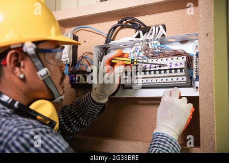 Ingegnere elettricista verifica gli impianti elettrici Foto Stock