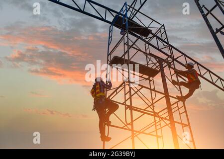 I lavoratori edili installano nuovi attrezzi per tetti e tetti Foto Stock