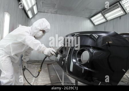 Riparazione e verniciatura auto Mechanic.worker verniciatura di un'auto Foto Stock