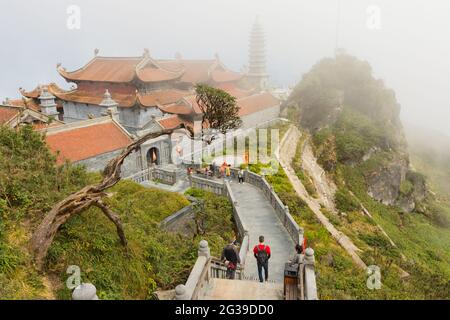 Turisti intorno ai templi e pagoda in cima alla montagna Fansipan, Sapa, nella Provice Lao Cai del Vietnam Foto Stock