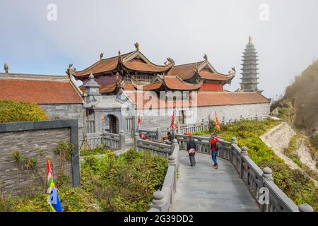 I turisti che entrano nei templi e nella pagoda in cima alla montagna di Fansipan, Sapa, nella Provice Lao Cai del Vietnam Foto Stock