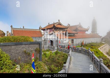 I templi e la pagoda in cima alla montagna di Fansipan, Sapa, nel promice Lao Cai del Vietnam Foto Stock