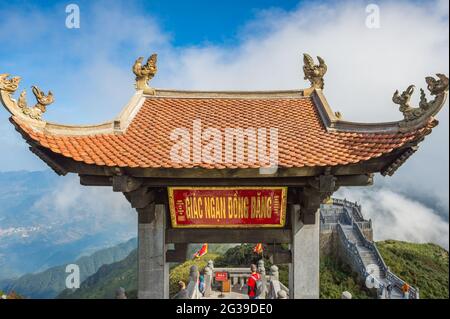 Un tetto in stile pagoda sulla cima del monte Fansipan, Sapa, nella Provice Lao Cai del Vietnam Foto Stock