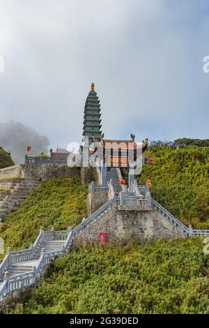 La Pagoda in cima al monte Fansipan, Sapa, nella Provice Lao Cai del Vietnam Foto Stock