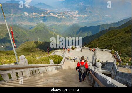 I turisti camminano lungo i gradini in cima al monte Fansipan, Sapa, nella Provice Lao Cai del Vietnam Foto Stock