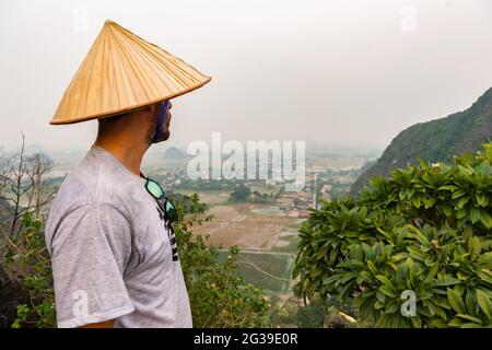 Un uomo che ammira la vista alla grotta di Mua nella provincia di Ninh Binh, in Vietnam Foto Stock