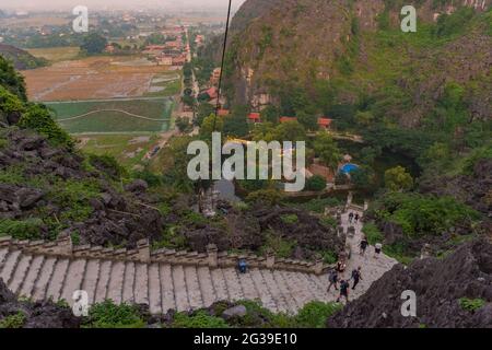 I turisti sui grandi scalini a Mua Cave nella provincia di Ninh Binh del Vietnam Foto Stock