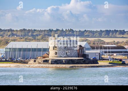 Calshot Castle, un dispositivo di artiglieria Fort costruito da Enrico VIII su Calshot Spit per difendere il passaggio del mare sul Solent a Southampton, visto dal mare Foto Stock