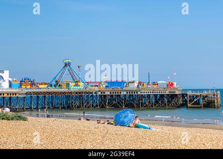 Vista del luna Park sul South Parade Pier a Southsea lungo la spiaggia di pietra in una giornata di sole, Portsmouth, Hampshire, costa meridionale Inghilterra Foto Stock