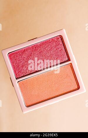Polvere di ombretto o blush trucco palette come piatto posare isolato su sfondo dorato, bellezza occhio ombra come disegno flatlay, schiacciato trucco e cosmetico Foto Stock