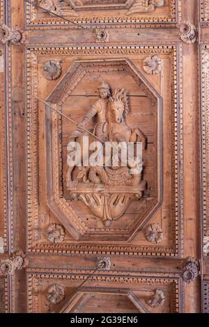 San Simeon, CA, USA - 12 febbraio 2014: Hearst Castle. Primo piano di scultura scolpita di San Giorgio su soffitto in legno Foto Stock