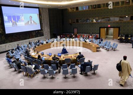 (210614) -- NAZIONI UNITE, 14 giugno 2021 (Xinhua) -- Foto scattata il 14 giugno 2021 mostra una riunione del Consiglio di sicurezza dell'ONU sulla situazione nel Mali presso la sede delle Nazioni Unite a New York. E' necessario intervenire immediatamente per avviare riforme critiche e porre le basi per elezioni credibili in Mali, dove la situazione della sicurezza è quanto mai preoccupante, il capo della missione integrata multidimensionale di stabilizzazione delle Nazioni Unite in Mali (MINUSMA) ha dichiarato lunedì al Consiglio di sicurezza. (Foto/handout di Evan Schneider/un via Xinhua) Foto Stock