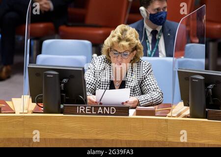 (210614) -- NAZIONI UNITE, 14 giugno 2021 (Xinhua) -- Geraldine Byrne Nason (Front), rappresentante permanente dell'Irlanda presso le Nazioni Unite e presidente del Comitato del Consiglio di sicurezza ai sensi della risoluzione 751 (1992) sulla Somalia, si rivolge il 14 giugno 2021 a un Consiglio di sicurezza dell'ONU sulla situazione in Somalia presso la sede delle Nazioni Unite a New York. Tre membri del gruppo armato al-Shabaab sono stati elencati per le sanzioni durante il periodo di riferimento per aiutare ulteriormente il governo federale della Somalia a combattere i ribelli, il presidente del regime di sanzioni del Consiglio di sicurezza per il c. Foto Stock