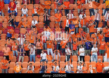 Tifosi olandesi durante la partita di calcio UEFA EURO 2020 Gruppo C tra Paesi Bassi e Ucraina il 13 giugno 2021 presso la Johan Cruijff Arena di Amsterdam. Credit: SCS/Soenar Chamid/AFLO/Alamy Live News Foto Stock