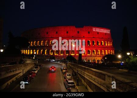 Roma, Italia. 14 Giugno 2021. Veduta del Colosseo illuminata in rosso in occasione della Giornata Mondiale del donatore di sangue (Foto di Matteo Nardone/Pacific Press) Credit: Pacific Press Media Production Corp./Alamy Live News Foto Stock