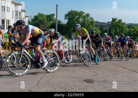 Gara ciclistica dura di Tulsa su Crybaby Hill, domenica 2021 Foto Stock