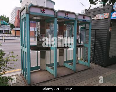 SEOUL, COREA DEL SUD - 28 giu 2019: Tre scatole telefoniche della Corea Telecom affiancate. Seoul, Corea del Sud, 28 giugno 2019. Foto Stock