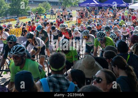 Gara ciclistica dura di Tulsa su Crybaby Hill, domenica 2021 Foto Stock