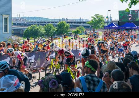 Gara ciclistica dura di Tulsa su Crybaby Hill, domenica 2021 Foto Stock